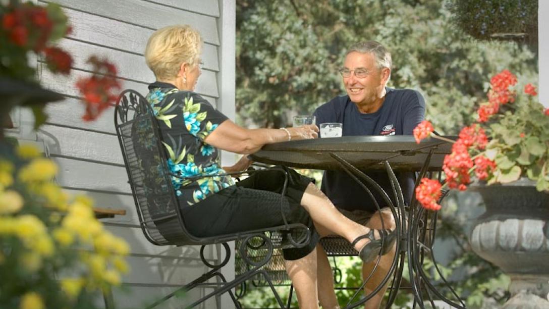 Two people sitting across from one another while enjoying drinks