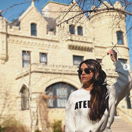 woman posing in front of joslyn castle