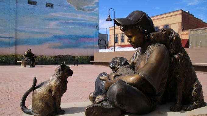 Bronze statues in Holdrege square